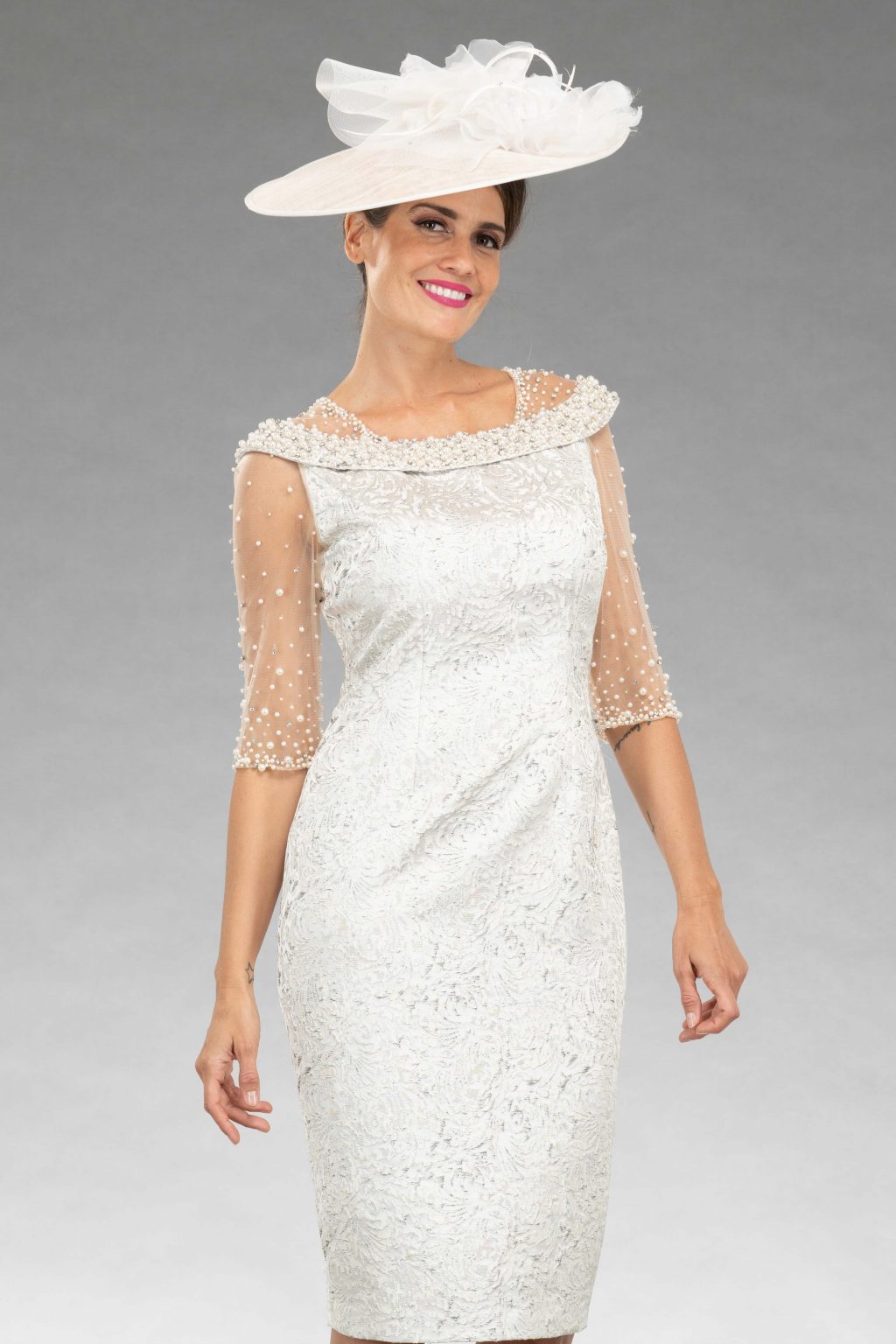 Short fitted dress with pearl details. 73160