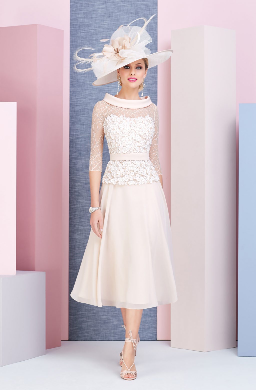 Full skirted dress with sleeves.  008625 - Image 2