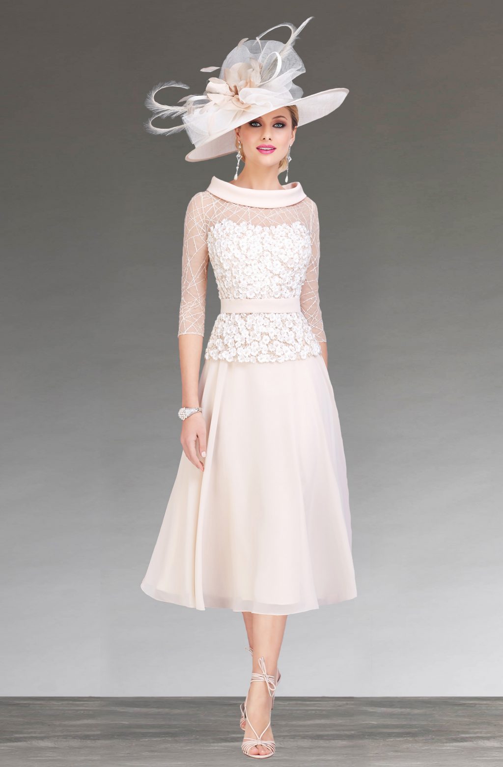 Full skirted dress with sleeves.  008625 - Image 4
