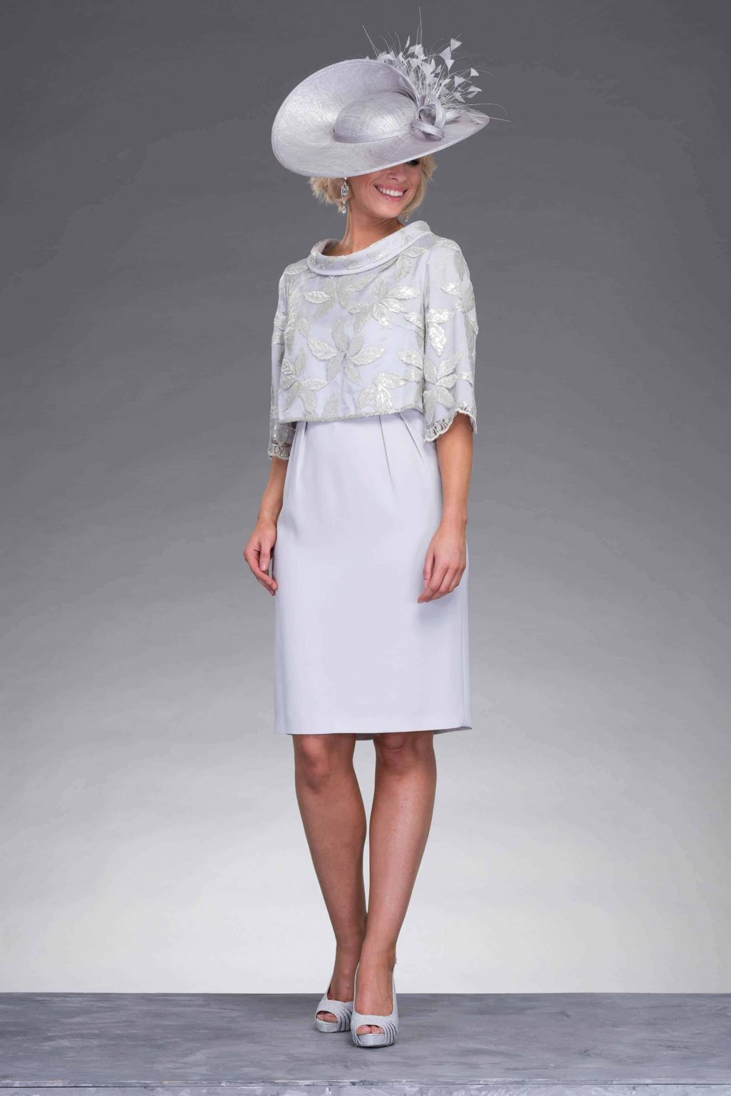 Short fitted dress with overlay. 8390  size 8 - Image 2