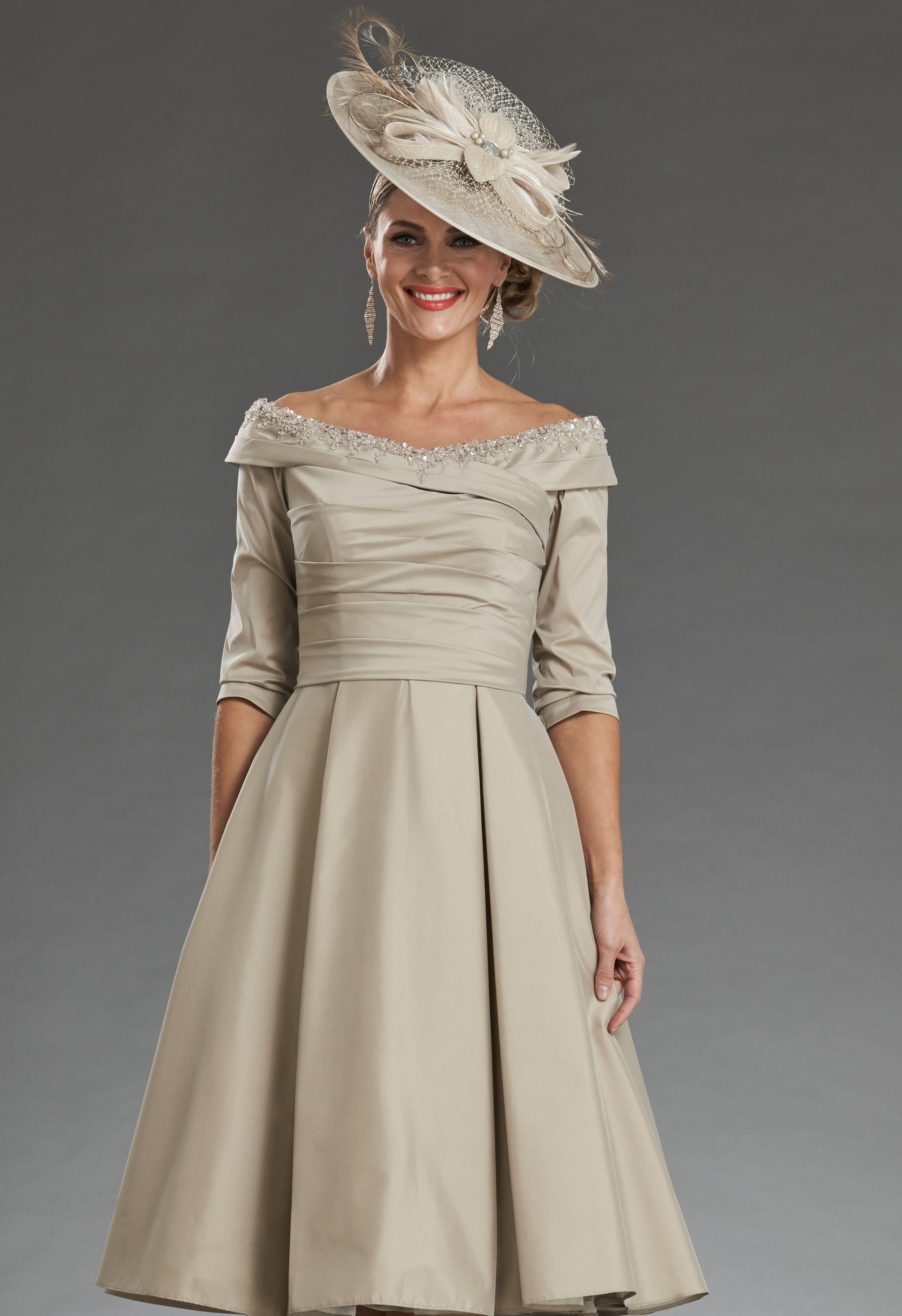 Short fitted dress with sleeves IR5981 Catherines of 