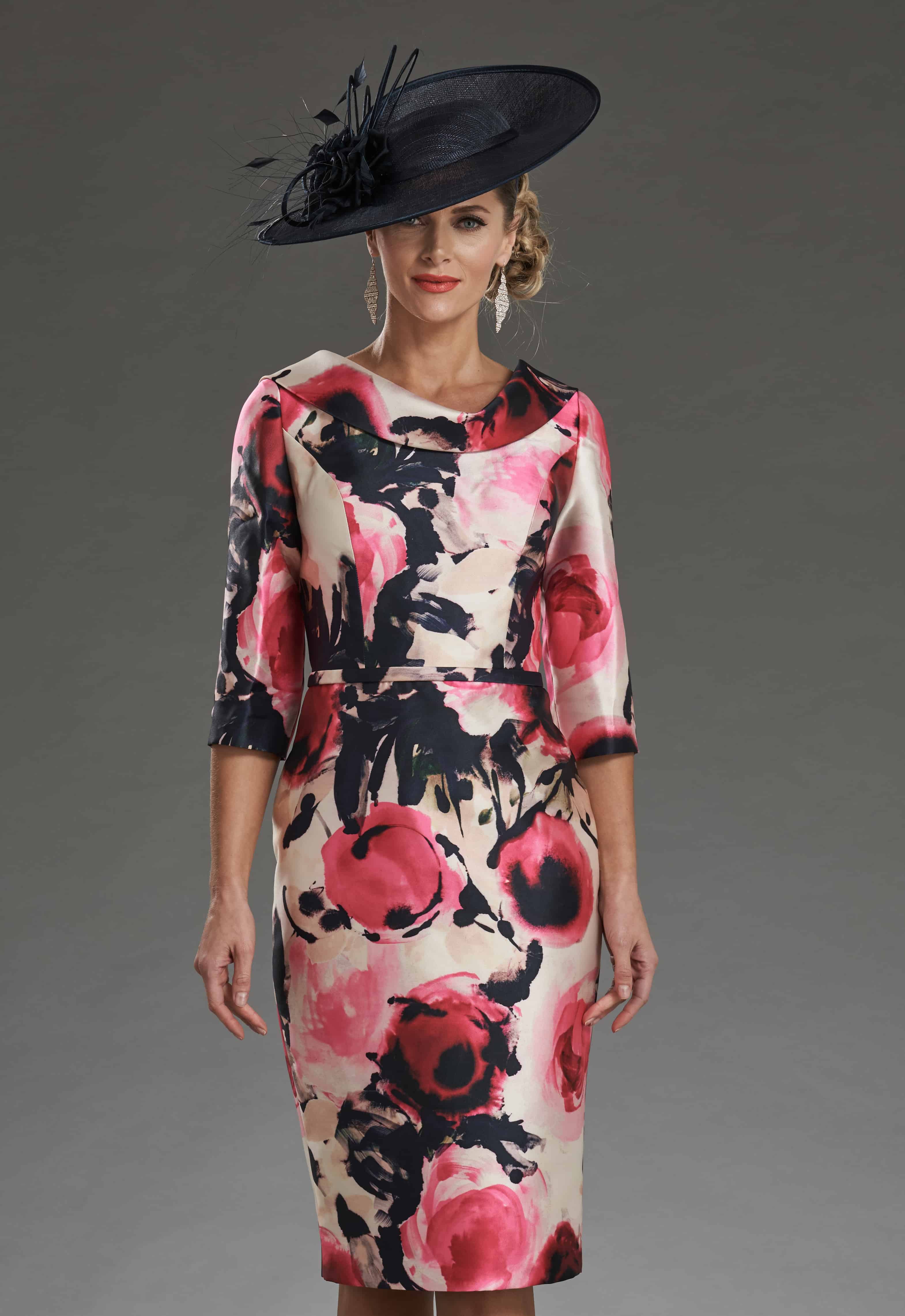 Short fitted floral dress with sleeves ...