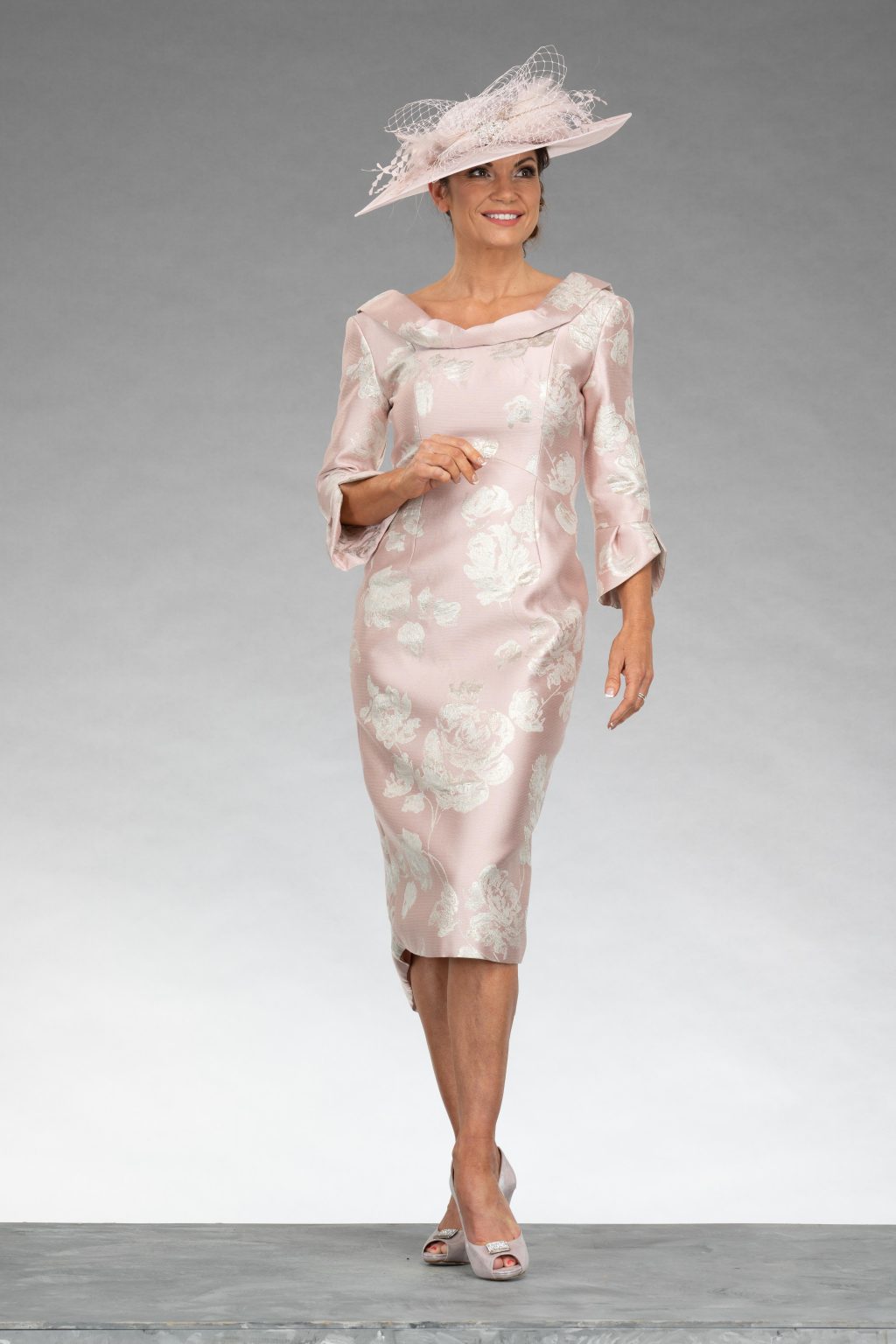 Short fitted dress with sleeves.19107 size 16 - Image 2
