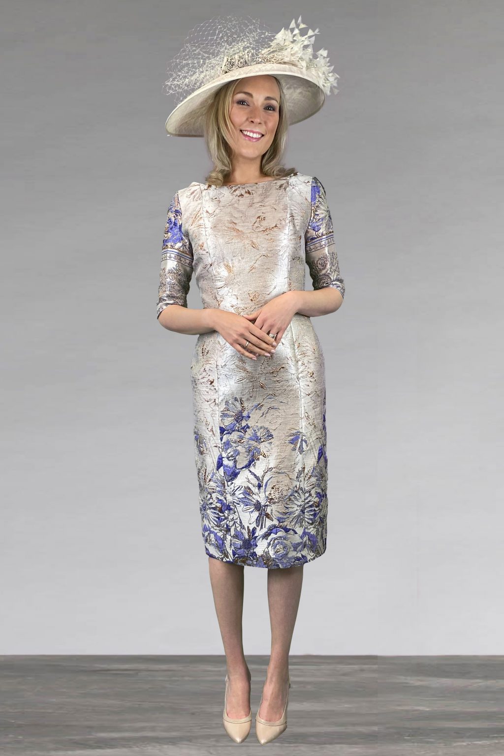 Short fitted dress with sleeves.  19108 - Image 2
