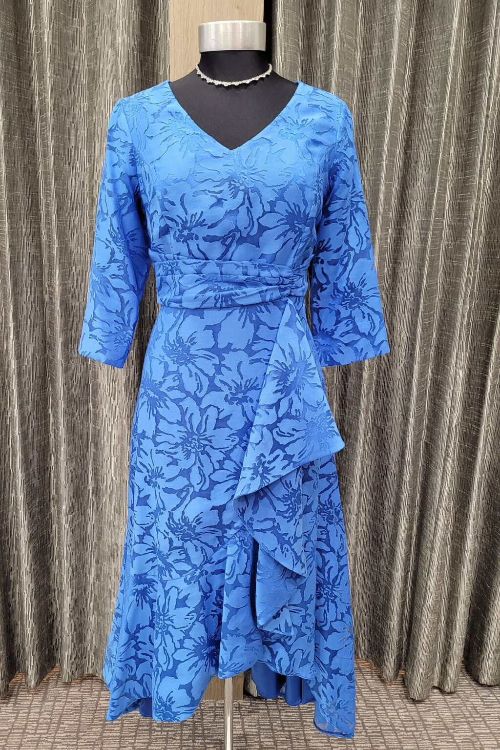 Mid Length Dress With Sleeves. 9762 sizes 18 only