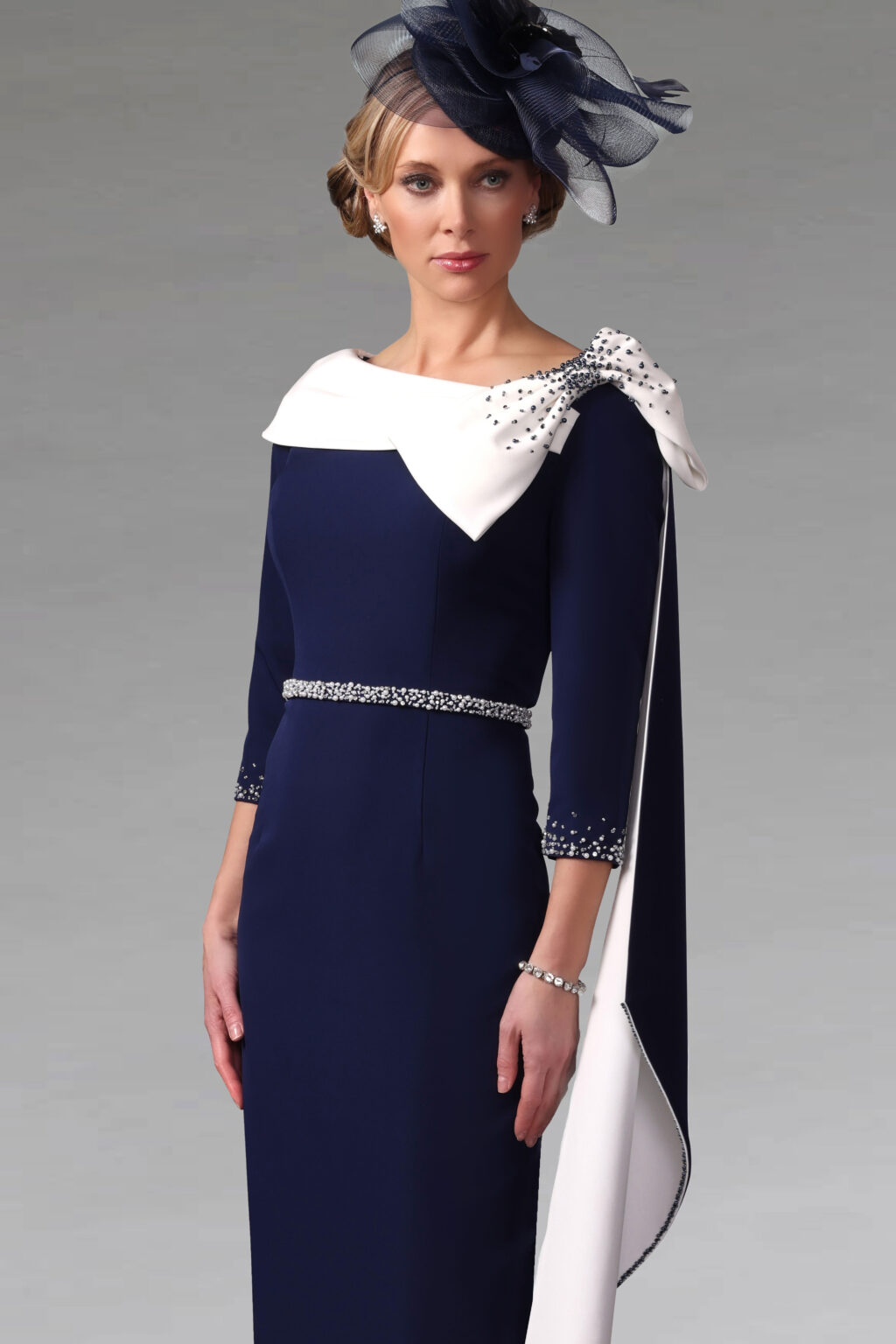Short Fitted Dress With Contrasting Collar. IR7730